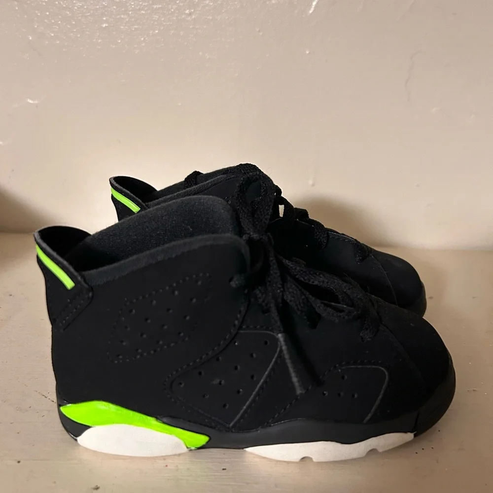 Jordan Retro 6 Kids Sneakers Black and Neon Green